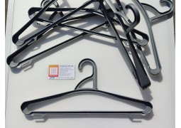 Вішалка пластикова з неповоротним гачком та широким плечем 42х3,5см.